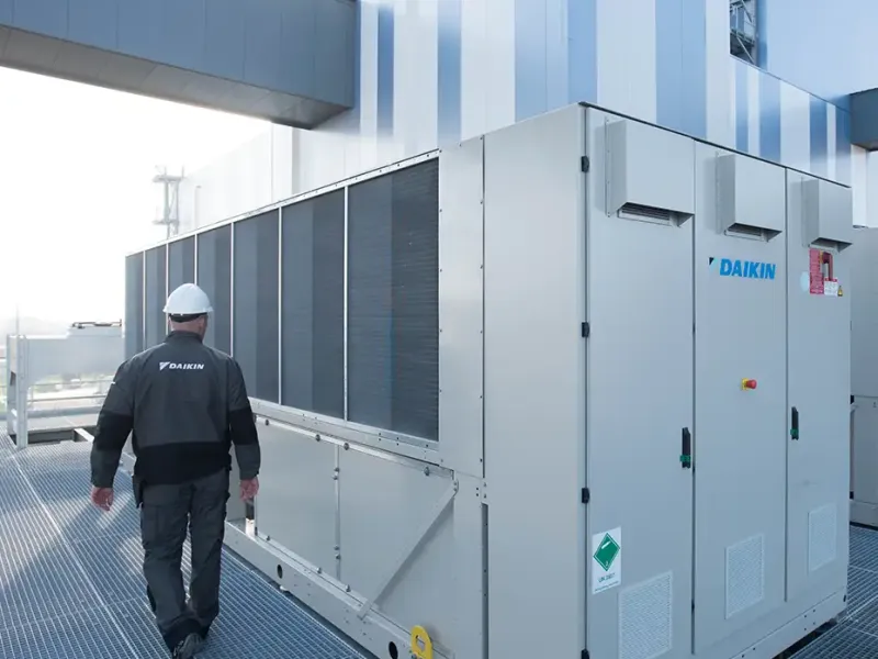 Daikin zrakom hlađena jedinica na krovu poslovne zgrade