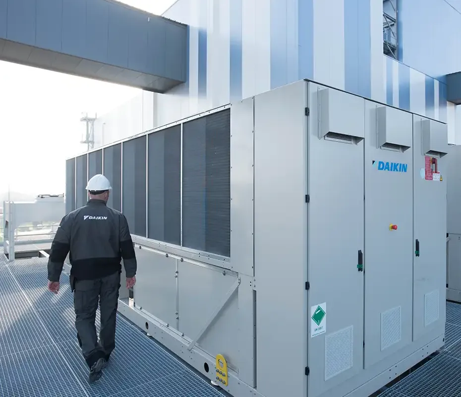 Daikin zrakom hlađena jedinica na krovu poslovne zgrade