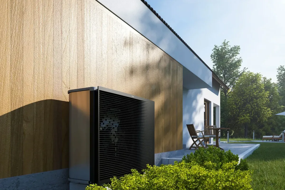 Vanjska jedinica Daikin dizalice topline uz kuću