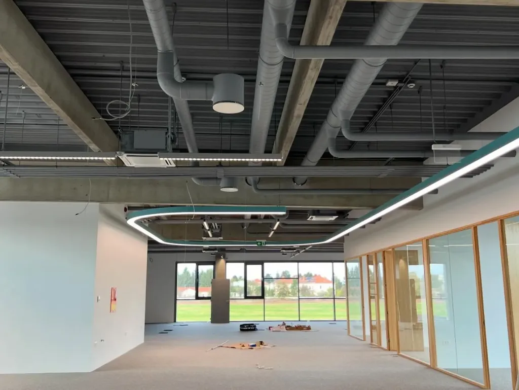 Otvoreni uredski prostor s ventilacijskim kanalima i kazetnim ventilokonvektorima pod stropom, Framos Technologies, Čakovec