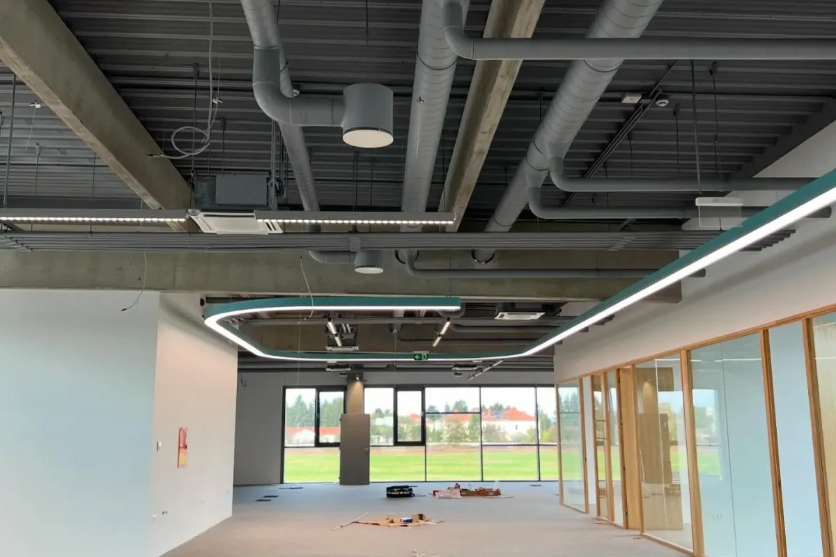 Otvoreni uredski prostor s ventilacijskim kanalima i kazetnim ventilokonvektorima pod stropom, Framos Technologies, Čakovec