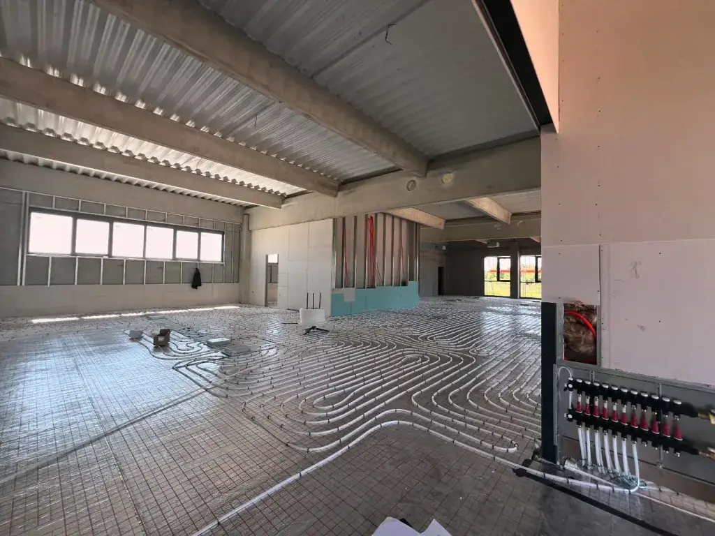 Cijevi podnog grijanja i razdjelnik prije polaganja estriha, Framos Technologies, Čakovec