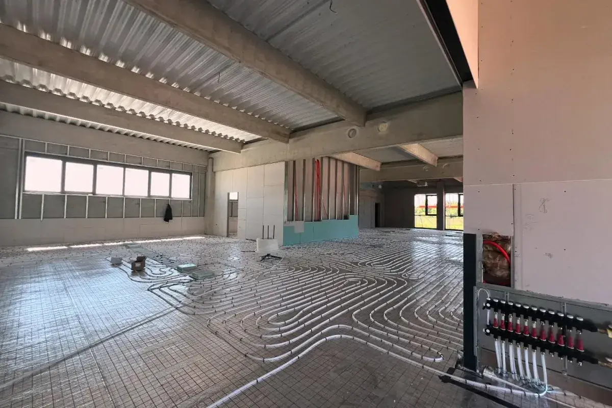 Cijevi podnog grijanja i razdjelnik prije polaganja estriha, Framos Technologies, Čakovec