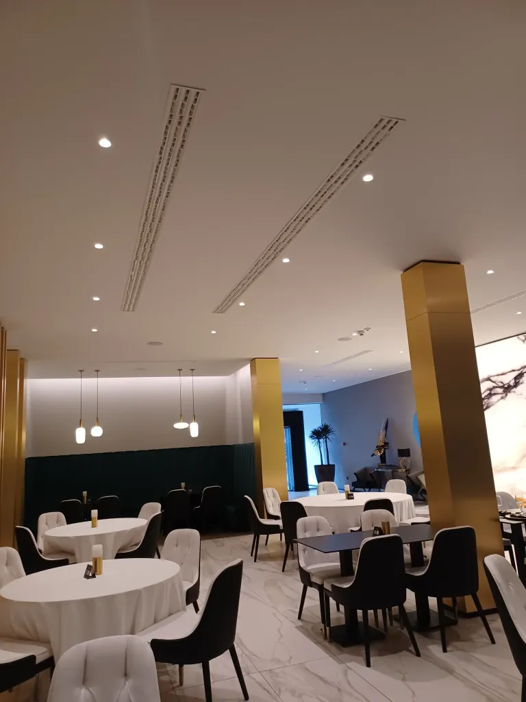Linijski difuzori u stropu restorana, Hotel Turist, Varaždin