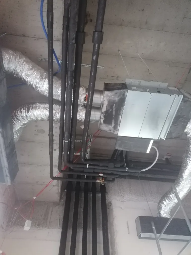 Kanalni ventilokonvektor s fleksibilnim kanalima prije zatvaranja stropa, Hotel Turist, Varaždin