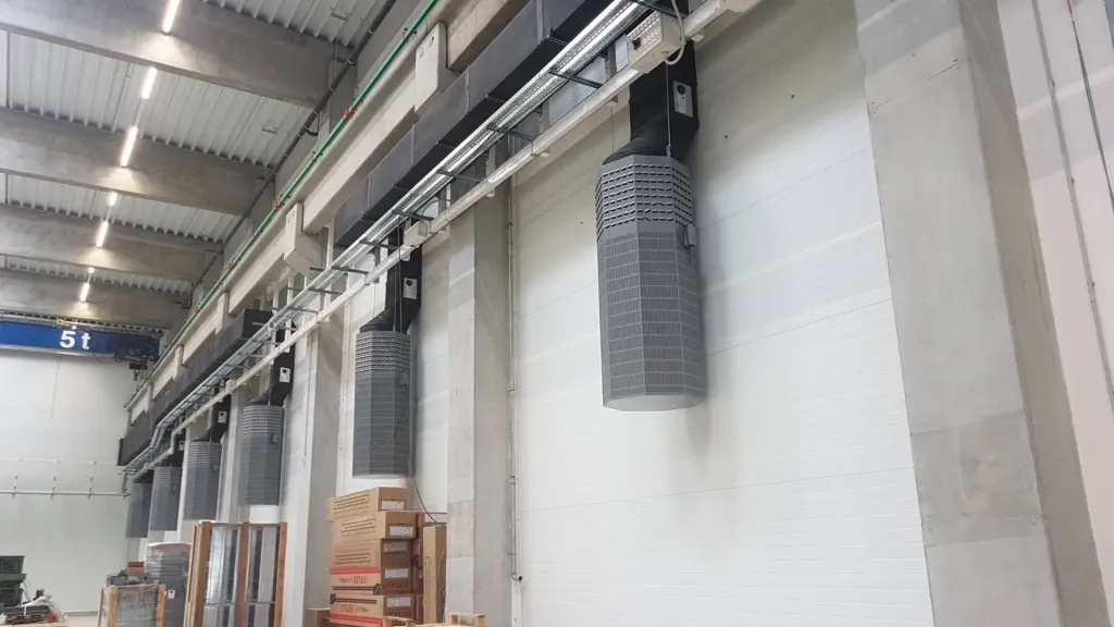 Ventilacijski elementi na zidu proizvodne hale ispod kranske staze, Kostwein, Trnovec Bartolovečki