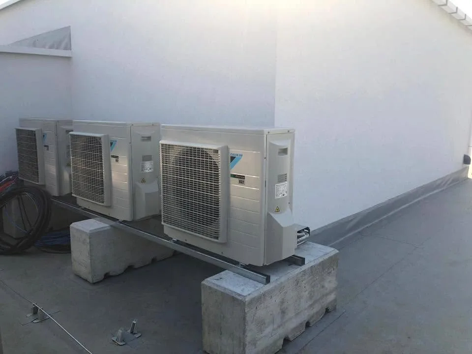 Vanjske jedinice Daikin klima uređaja na krovu zgrade Mobilisis u Varaždinu