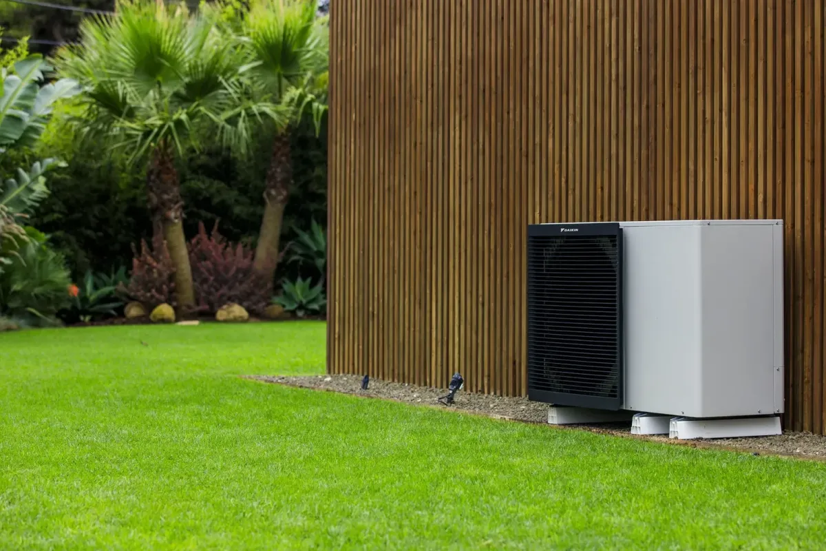 Vanjska jedinica dizalice topline Daikin Altherma 3 M uz kuću