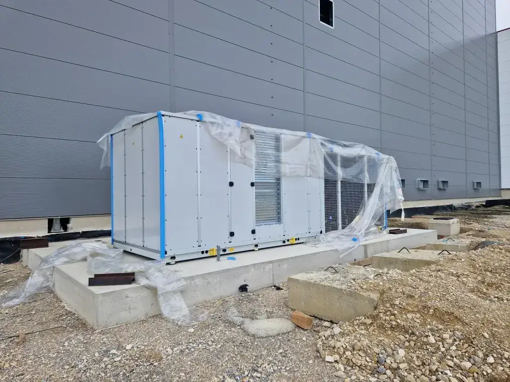 Ventilacijska jedinica u zaštitnoj foliji na betonskom postolju uz halu, Podravka, Koprivnica