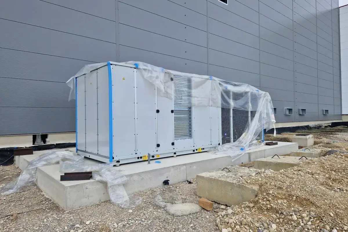 Ventilacijska jedinica u zaštitnoj foliji na betonskom postolju uz halu, Podravka, Koprivnica