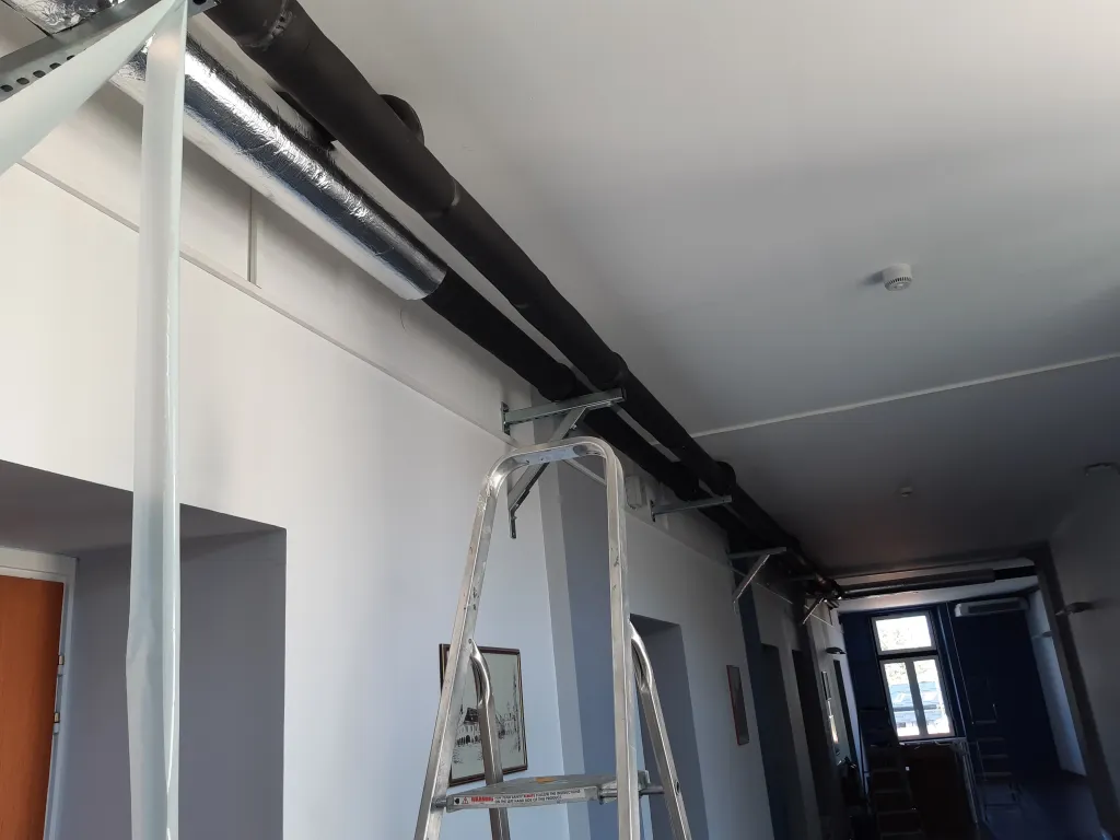 Montaža cjevovoda pod stropom hodnika, Studentski dom Varaždin