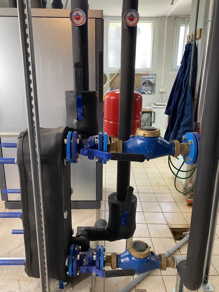 Pločasti izmjenjivač topline s vodomjerima i zapornim ventilima, Učenički dom Varaždin